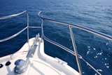 boat+bow+sailing+on+blue+sea+with+anchor+chain+and+winch+detail