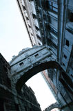 Bridge+of+Sighs+stretching+between+buildings+in+Venice