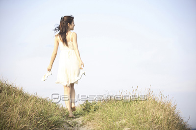 裸足で歩く女性の後姿 商用利用可能な写真素材 イラスト素材ならストックフォトの定額制ペイレスイメージズ