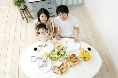 食卓を囲む家族 商用利用可能な写真素材 イラスト素材ならストックフォトの定額制ペイレスイメージズ 食卓を囲む家族 商用利用可能な写真素材 イラスト素材ならストックフォトの定額制ペイレスイメージズ