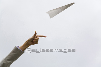 紙飛行機を飛ばす 商用利用可能な写真素材 イラスト素材ならストックフォトの定額制ペイレスイメージズ