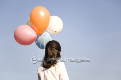 風船を持つ女の子の後姿 商用利用可能な写真素材 イラスト素材ならストックフォトの定額制ペイレスイメージズ