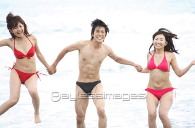 海で遊ぶ男女 商用利用可能な写真素材 イラスト素材ならストックフォトの定額制ペイレスイメージズ