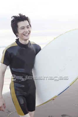 男性サーファー 商用利用可能な写真素材 イラスト素材ならストックフォトの定額制ペイレスイメージズ