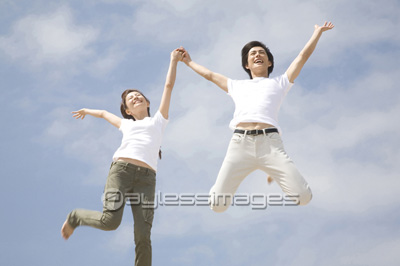 ジャンプする男女 商用利用可能な写真素材 イラスト素材ならストックフォトの定額制ペイレスイメージズ