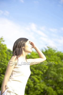 空を見上げる女性 商用利用可能な写真素材 イラスト素材ならストックフォトの定額制ペイレスイメージズ 空を見上げる女性 商用利用可能な写真素材 イラスト素材ならストックフォトの定額制ペイレスイメージズ