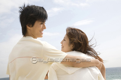 彼女の肩を抱く男性 商用利用可能な写真素材 イラスト素材ならストックフォトの定額制ペイレスイメージズ 彼女の肩を抱く男性 商用利用可能な写真素材 イラスト素材ならストックフォトの定額制ペイレスイメージズ