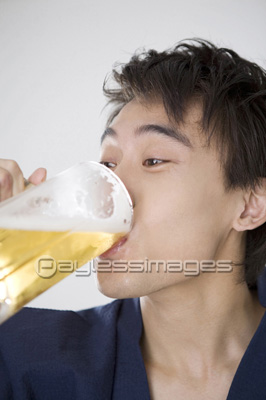 ビールを飲む浴衣男性 商用利用可能な写真素材 イラスト素材ならストックフォトの定額制ペイレスイメージズ