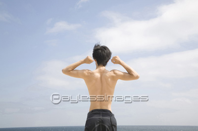 男性の背中 商用利用可能な写真素材 イラスト素材ならストックフォトの定額制ペイレスイメージズ