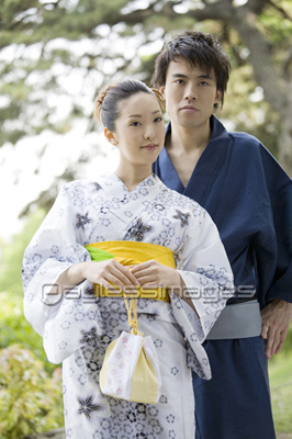 浴衣姿のカップル 商用利用可能な写真素材 イラスト素材ならストックフォトの定額制ペイレスイメージズ