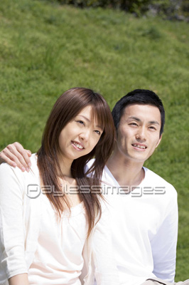 肩を組むの写真 イラスト素材 写真素材 ストックフォトの定額制ペイレスイメージズ