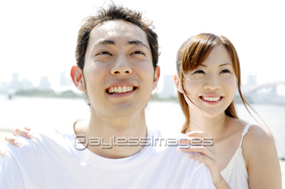 恋人に肩を抱かれる女性 商用利用可能な写真素材 イラスト素材ならストックフォトの定額制ペイレスイメージズ