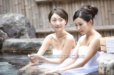 露天風呂に入る女性 ストックフォトの定額制ペイレスイメージズ