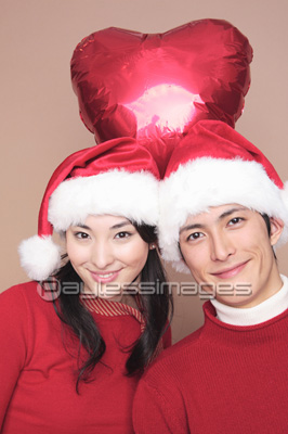 サンタコスプレカップル ストックフォトの定額制ペイレスイメージズ