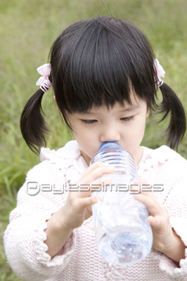 水を飲む女の子