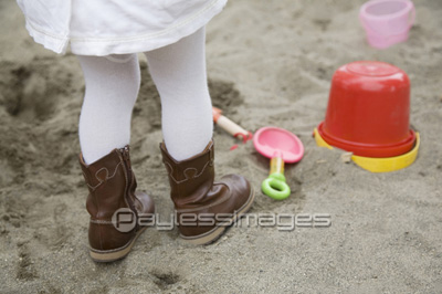 砂場で遊ぶ女の子