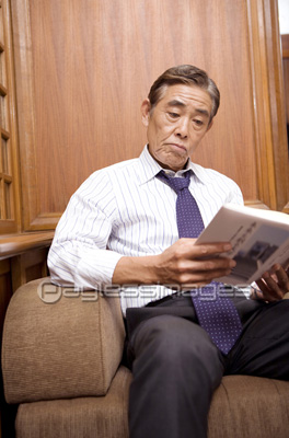 本を読むビジネスマン