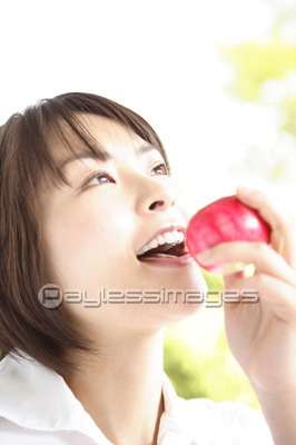 林檎を食べる女性