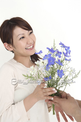 花を受け取る女性