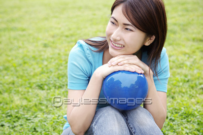芝生に座る女性
