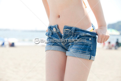 水着に着替える女性 ストックフォトの定額制ペイレスイメージズ