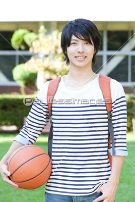 バスケットボールを持って微笑む男子大学生 商用利用可能な写真素材 イラスト素材ならストックフォトの定額制ペイレスイメージズ バスケットボールを持って微笑む男子大学生 商用利用可能な写真素材 イラスト素材ならストックフォトの定額制ペイレスイメージズ