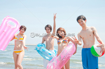 海で遊ぶ男女 商用利用可能な写真素材 イラスト素材ならストックフォトの定額制ペイレスイメージズ