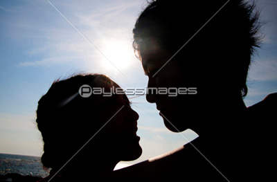 見つめ合うカップルのシルエット 商用利用可能な写真素材 イラスト素材ならストックフォトの定額制ペイレスイメージズ