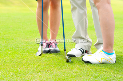 ゴルフをする男女の足元
