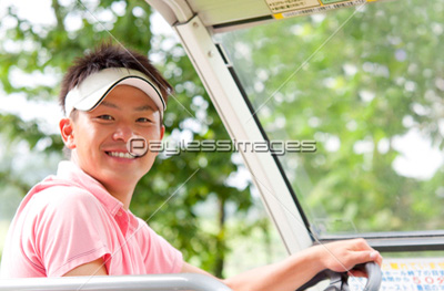 ゴルフカートに乗る男性