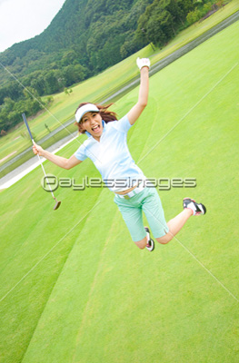 ジャンプする女性ゴルファー