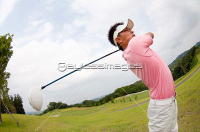 ゴルフをする男性
