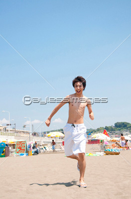 砂浜を走る男性