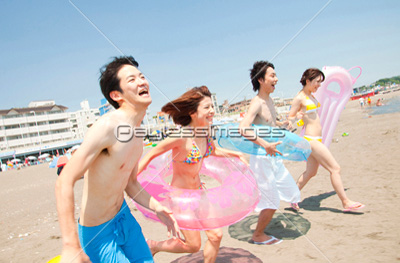 海で遊ぶ男女