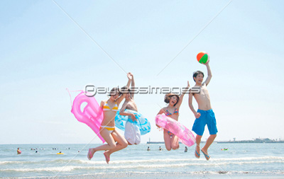 海で遊ぶ男女