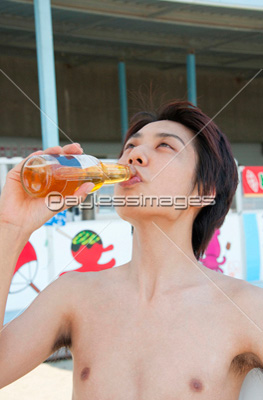 海の家でお酒を飲む男性