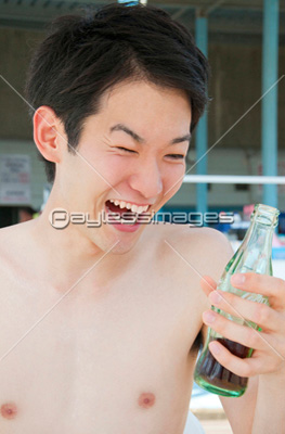 海の家でジュースを飲む男性