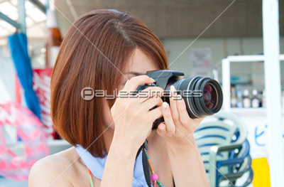 写真撮影する女性