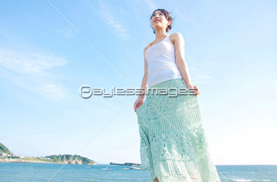海辺に立つ女性