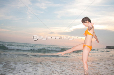 海で遊ぶ女性