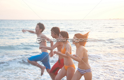 海辺を走る男女