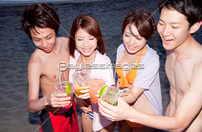 海辺でお酒を飲む男女