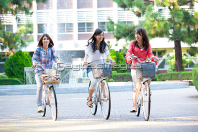 自転車に乗る女子大学生 - 商用利用可能な写真素材・イラスト素材ならストックフォトの定額制ペイレスイメージズ