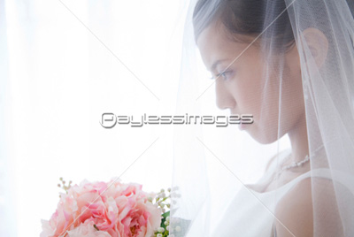 花嫁の横顔 商用利用可能な写真素材 イラスト素材ならストックフォトの定額制ペイレスイメージズ