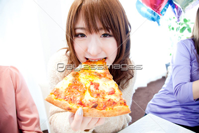人間が食べるピザ シンボル アイコン概念分離ベクトル イラストの