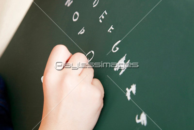 黒板に文字を書く男の子 商用利用可能な写真素材 イラスト素材ならストックフォトの定額制ペイレスイメージズ