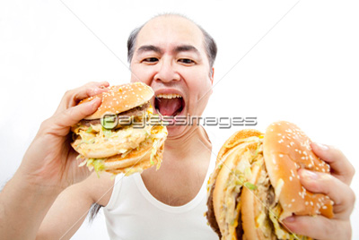 ハンバーガーを食べる中年男性 ストックフォトの定額制ペイレスイメージズ