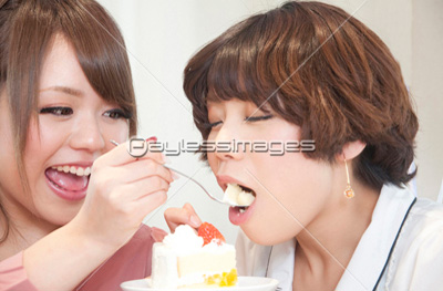 ケーキを食べる女性 商用利用可能な写真素材 イラスト素材ならストックフォトの定額制ペイレスイメージズ