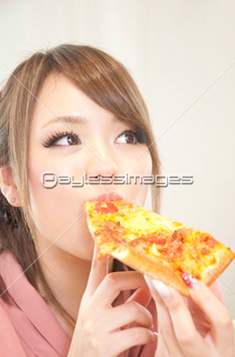 ピザを食べる女性 ストックフォトの定額制ペイレスイメージズ