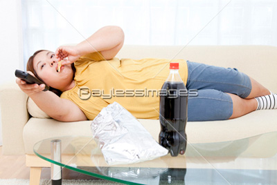 ソファでだらけるメタボ女性 商用利用可能な写真素材 イラスト素材ならストックフォトの定額制ペイレスイメージズ